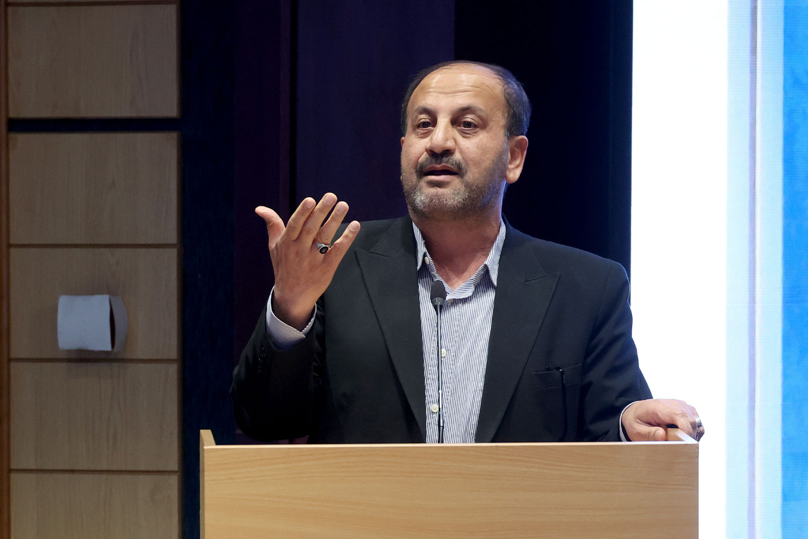 درگلستان با کلاس‌های کانکسی و کمبود جدی زیرساخت‌ها مواجه هستیم