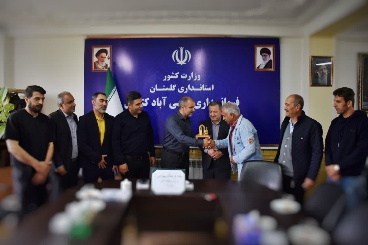 دیدار فرماندار علی آبادکتول با جمعی از ورزشکاران زورخانه‌ای بخش کمالان