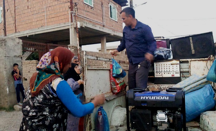 کمک رسانی اهالی روستاهای بخش مرکزی به زلزله زدگان کرمانشاه+ تصاویر 