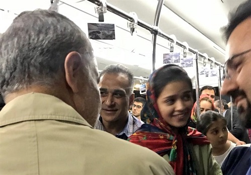 سفر سردار سلیمانی با هواپیمای عمومی و گفتگوی بی‌واسطه با مردم عادی + عکس