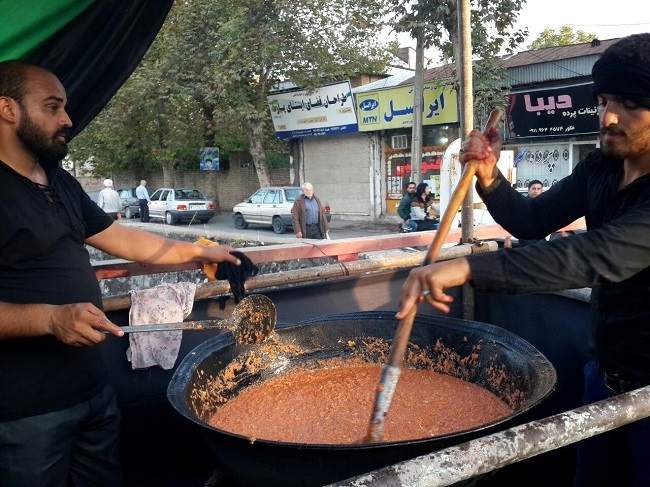 پذیرایی موکب مدافعان حرم علی آباد کتول از عزاداران حسینی/ تصاویر